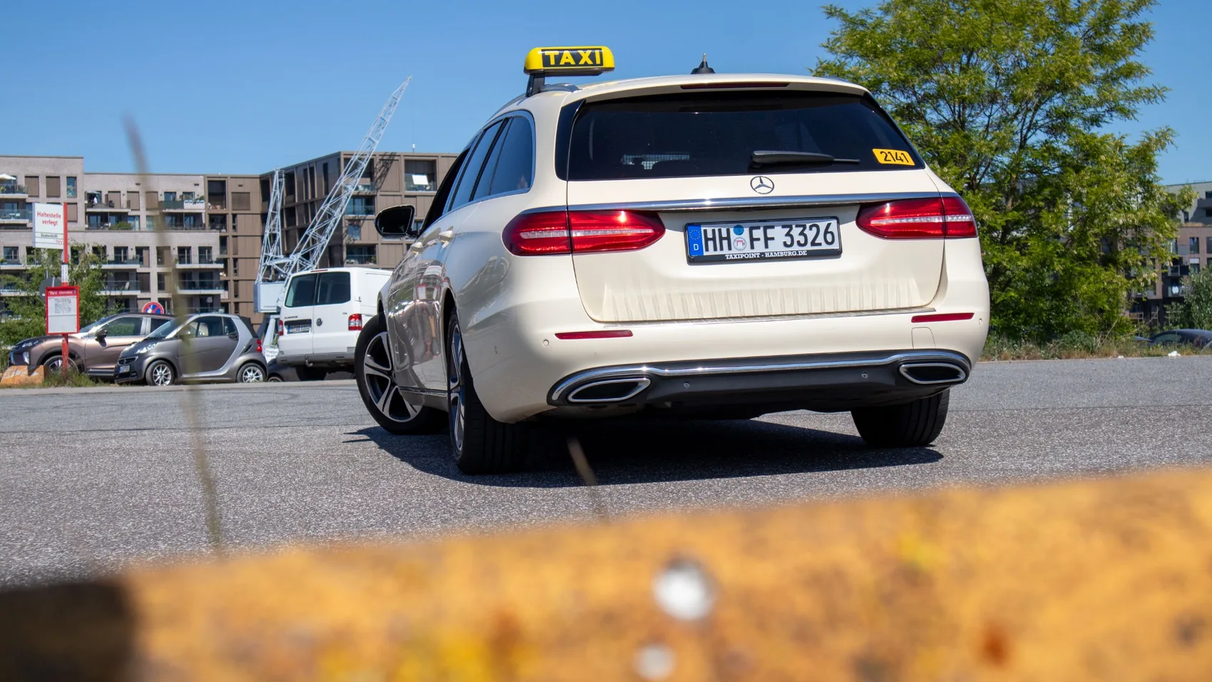 Originalaufnahme des Mercedes-Benz W213 Taxi von hinten