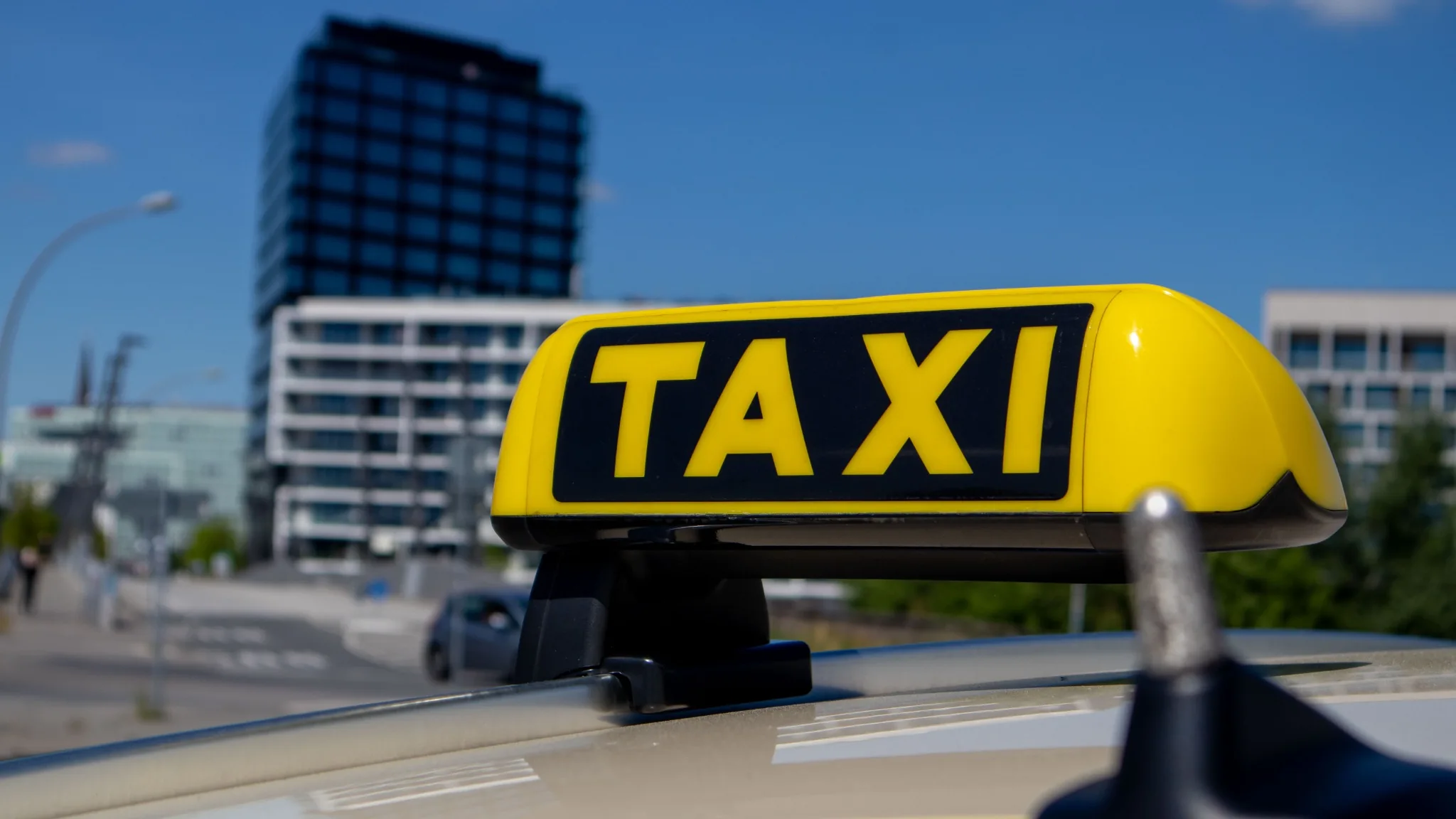 Detailaufnahme des TAXI Dachzeichens