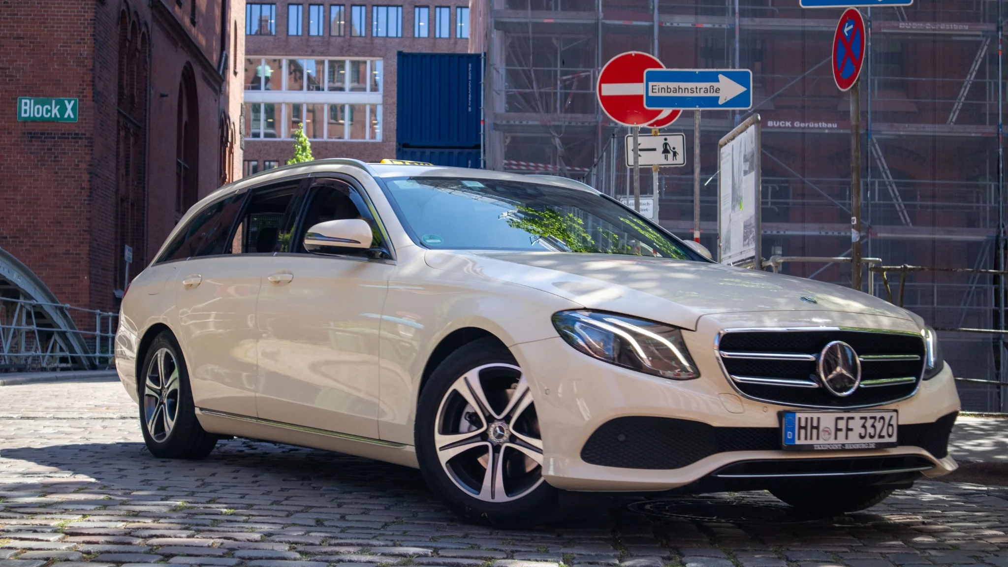 Originalfoto des Mercedes Benz E 220 d T-Modells von vorn