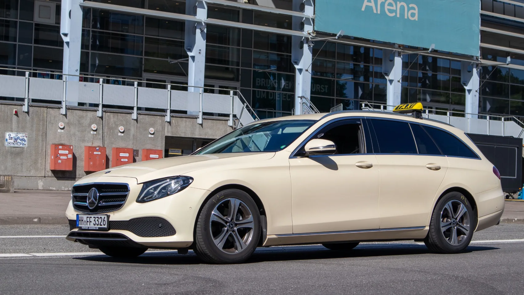 Mercedes E-Klasse Taxi vor einer Arena
