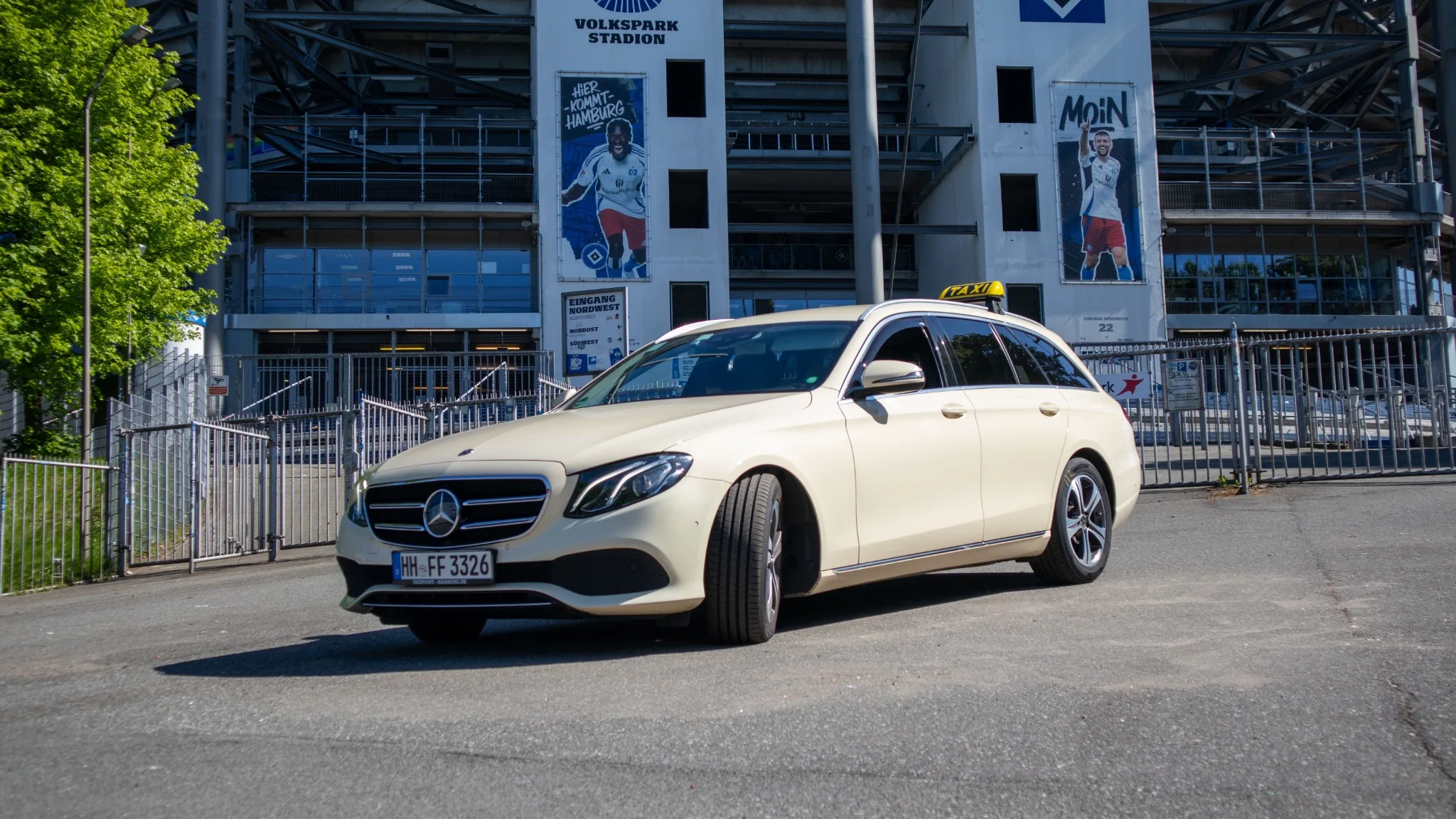 Mercedes Taxi vor dem Volksparkstadion